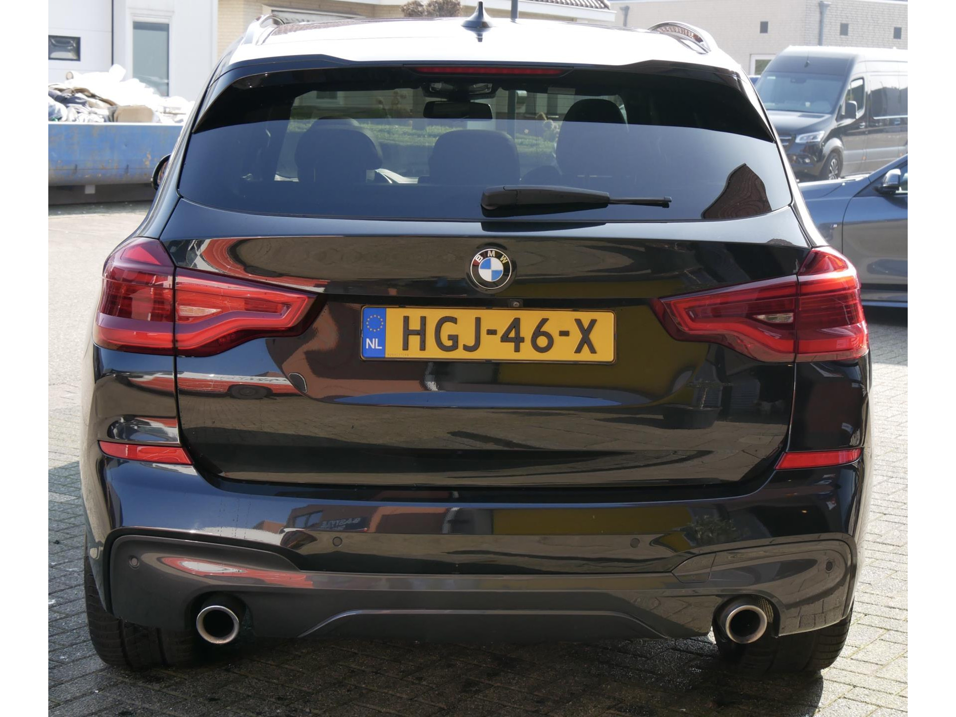 43813840-6.jpg